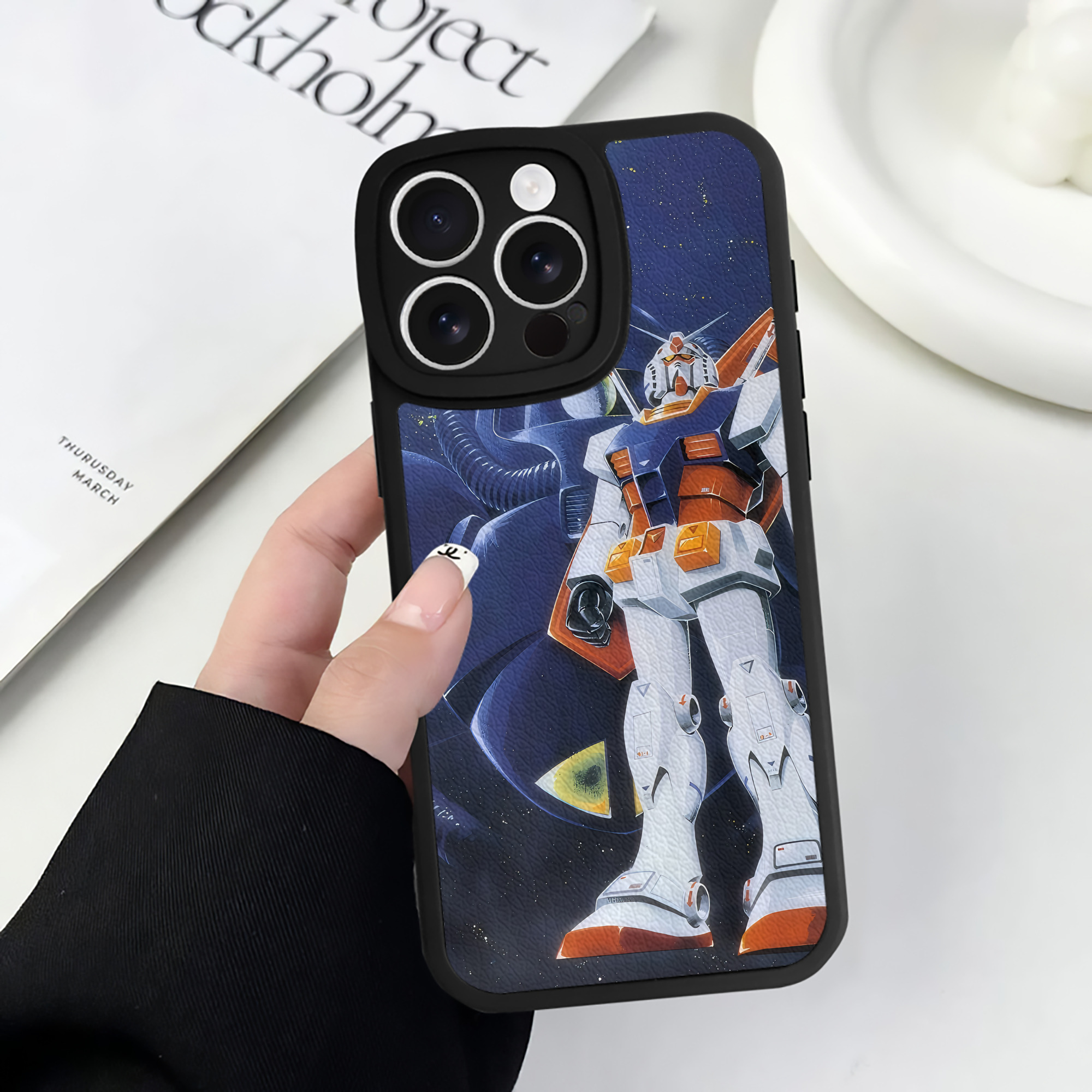 （画像用） 機動戦士ガンダム Mobile Suit Gundam 【iPhone 16シリーズ対応】シリコンスマホケース（レザー調） 材質：シリコン